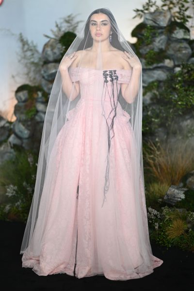 charli-xcx-loopt-naar-het-altaar-eh-over-de-rode-loper-bij-de-premiere-van-wuthering-heights-383030