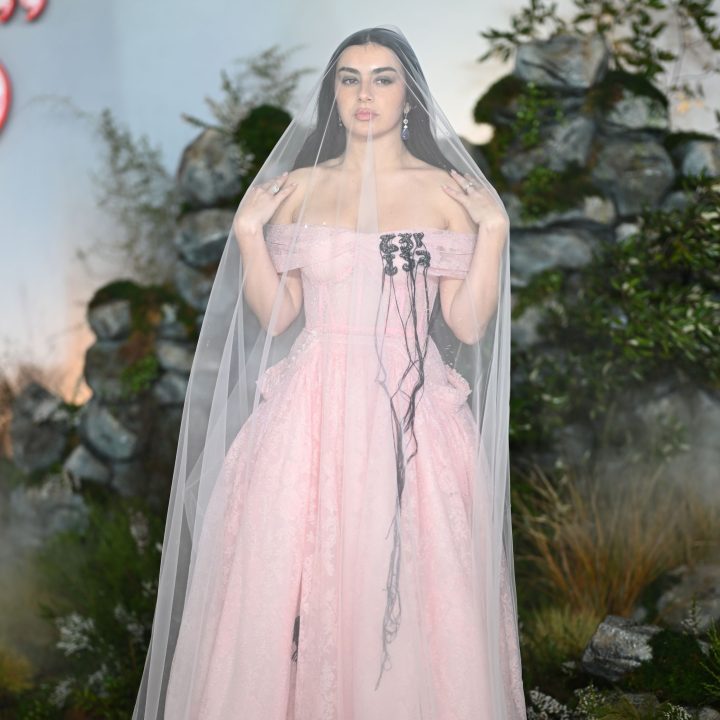 charli-xcx-loopt-naar-het-altaar-eh-over-de-rode-loper-bij-de-premiere-van-wuthering-heights-383030