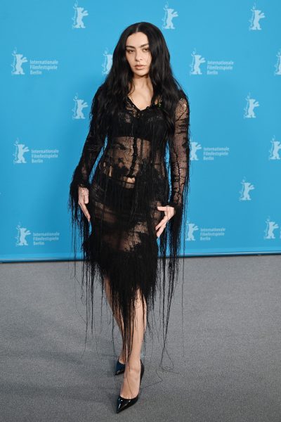 vergeet-brat-summer-charli-xcx-geeft-het-startschot-voor-goth-girl-spring-384309