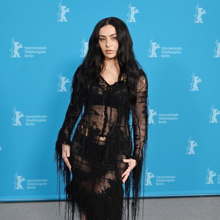 vergeet-brat-summer-charli-xcx-geeft-het-startschot-voor-goth-girl-spring-384309