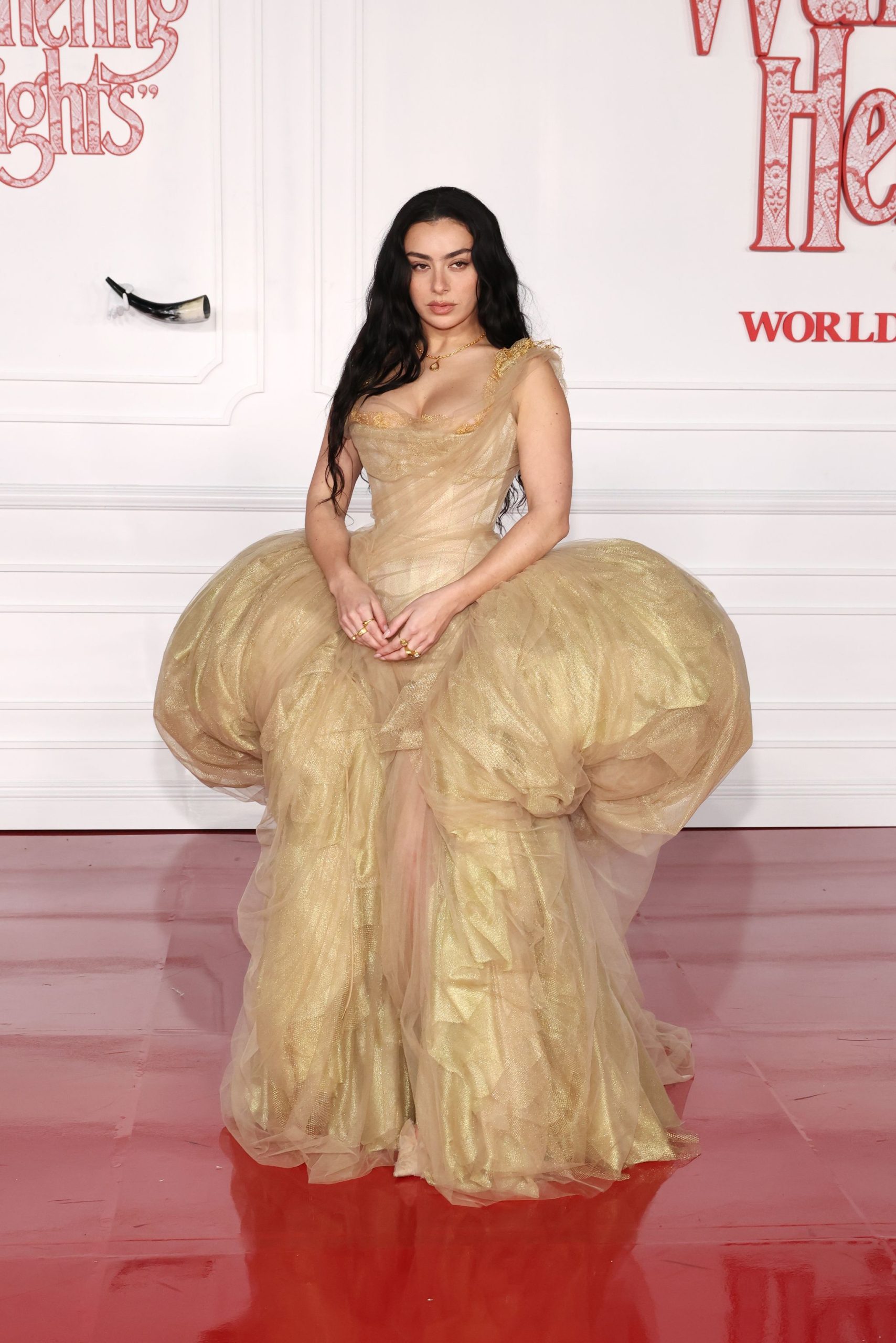 Charli XCX in Vivienne Westwood voor Wuthering Heights