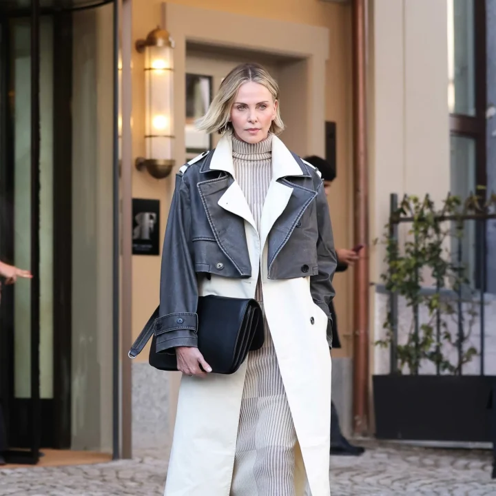 charlize-theron-bewijst-dat-cosy-chic-allesbehalve-saai-is-en-haar-jas-is-nog-verkrijgbaar-383712