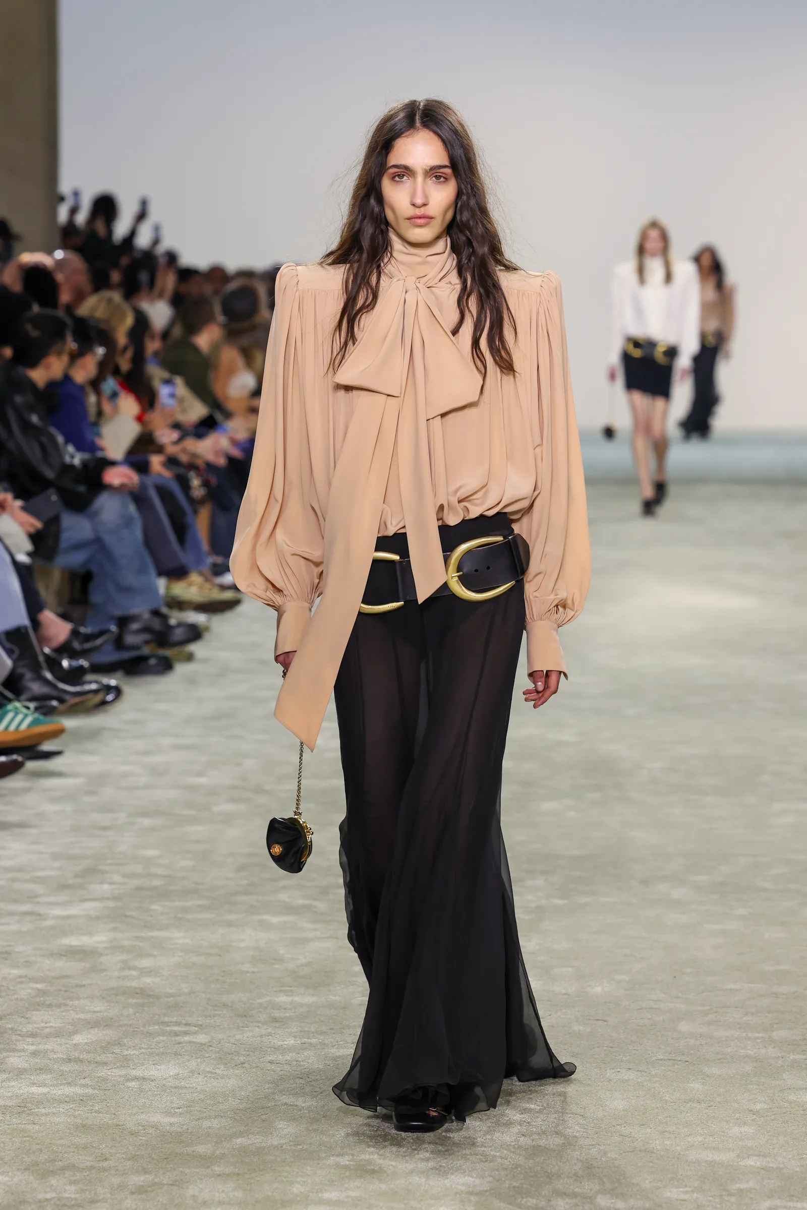 De pussy bow blouse gezien op de Chloé catwalk
