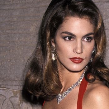 cindy-crawford-is-60-geworden-haar-iconische-beautylooks-door-de-jaren-heen-384809