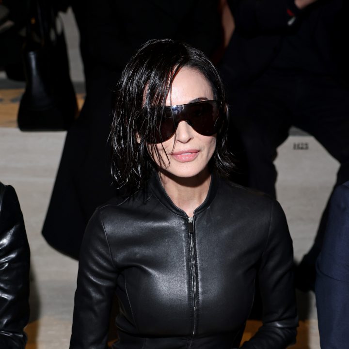 demi-moore-zet-de-schaar-in-haar-iconische-lokken-en-verschijnt-bij-gucci-met-een-bob-385782
