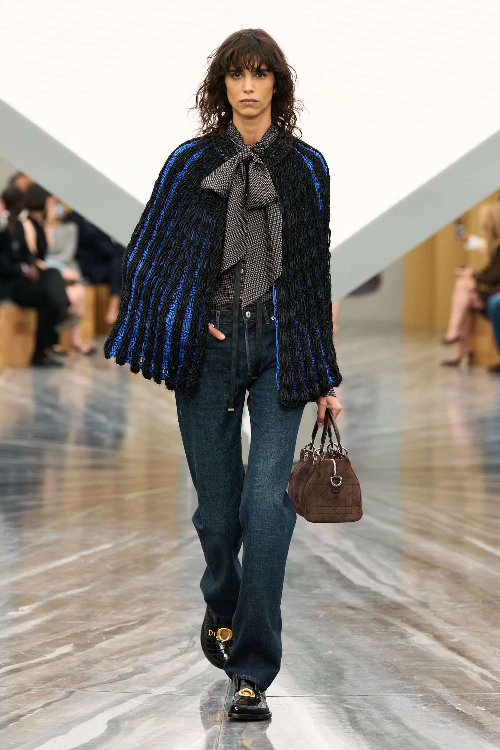 Jonathan Andersons Dior met een knitwear-pairing. Een combinatie van jeans met een trui.