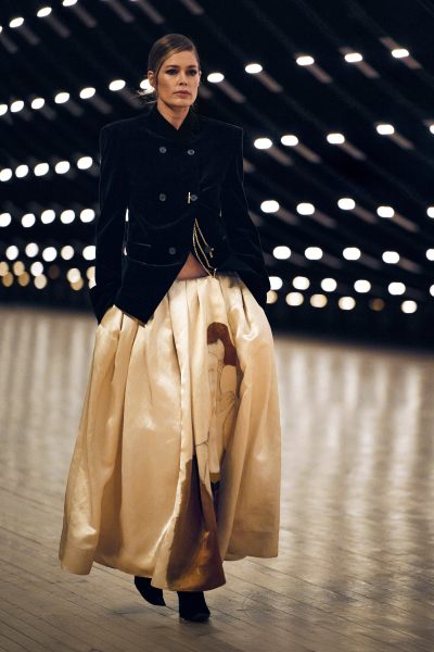 doutzen-kroes-verschijnt-onverwacht-op-de-catwalk-bij-khaite-384140