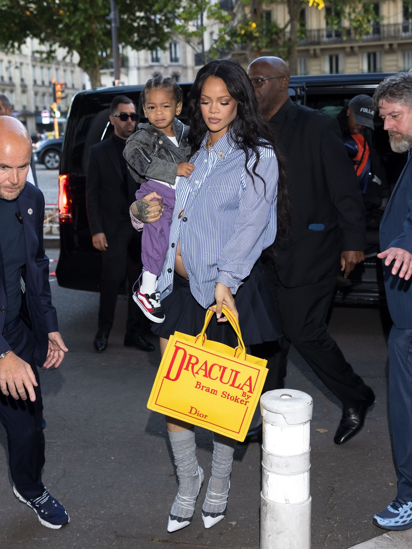 Rihanna met Dior Dracula tas