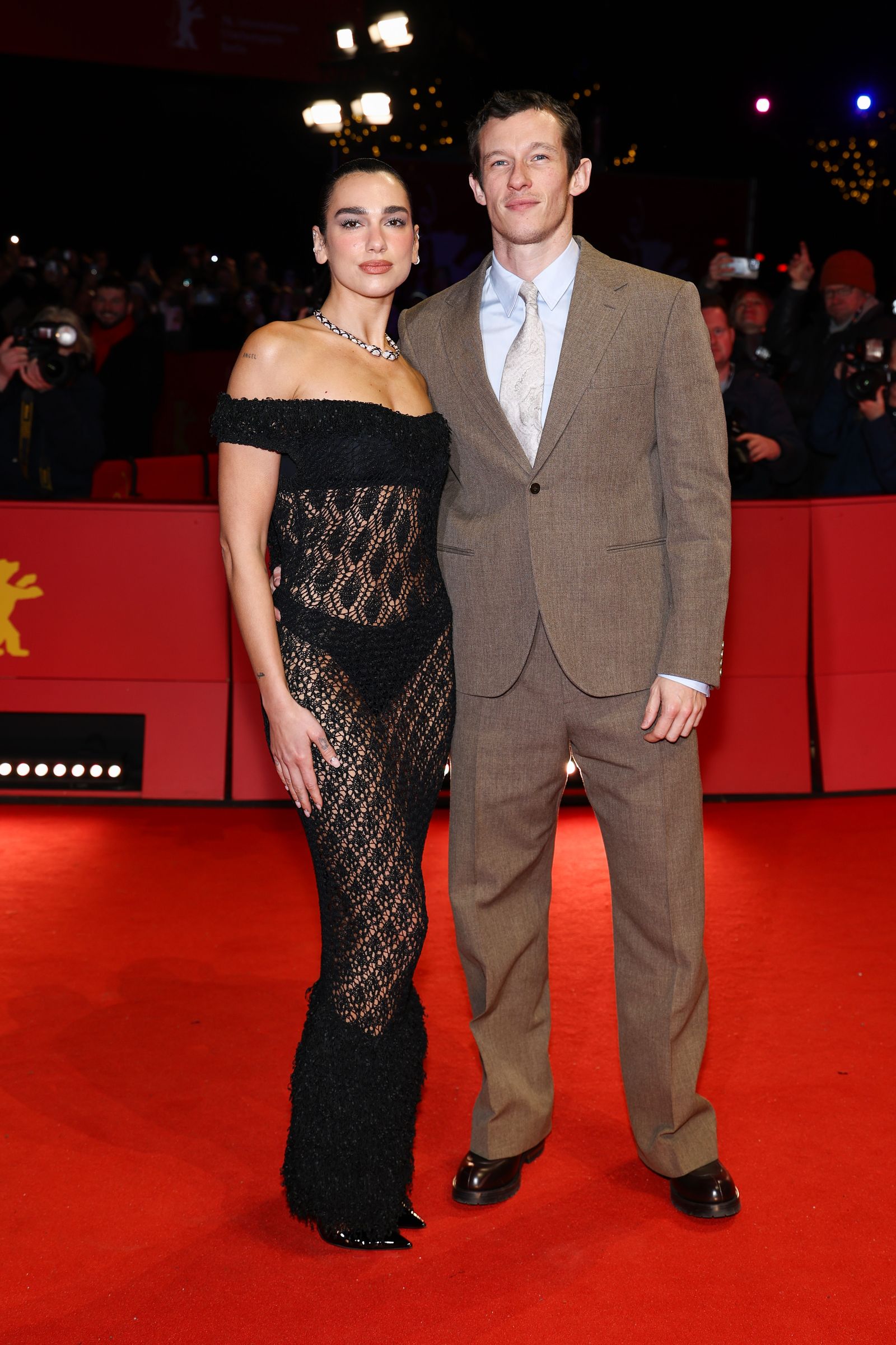Dua Lipa en Callum Turner bij het 2026 Berlinale Film Festival in Berlijn