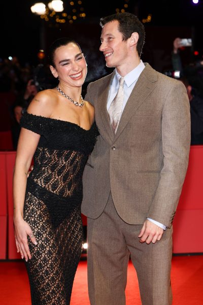 dua-lipa-en-callum-turner-doen-in-berlijn-duidelijk-niet-aan-matching-outfits-384212