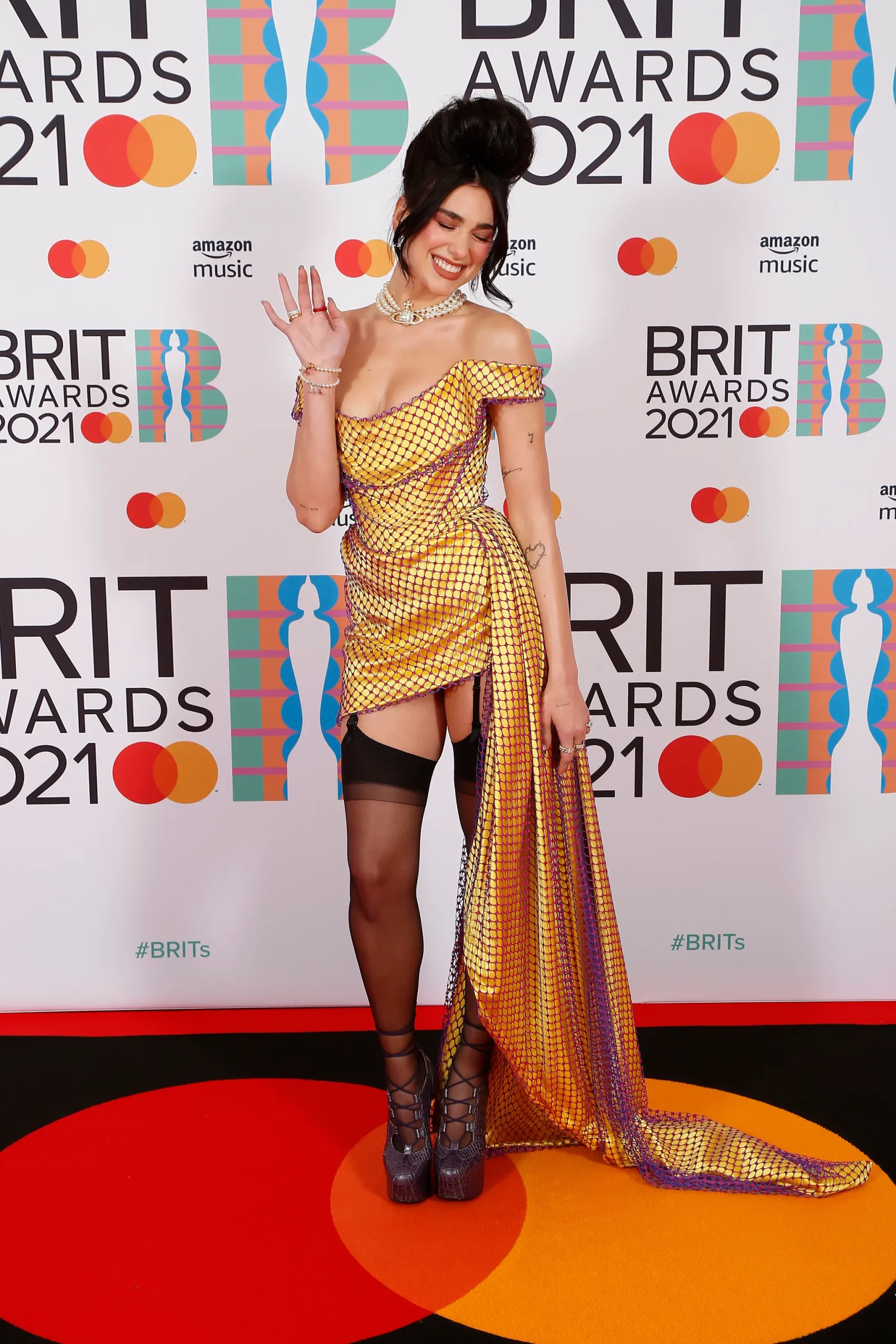Dua Lipa in Vivienne Westwood bij de Brits, 2021