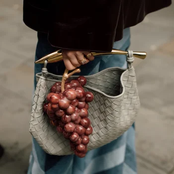 dit-merk-domineert-de-fashion-weeks-met-de-meest-besproken-bijna-eetbare-tassen-385406