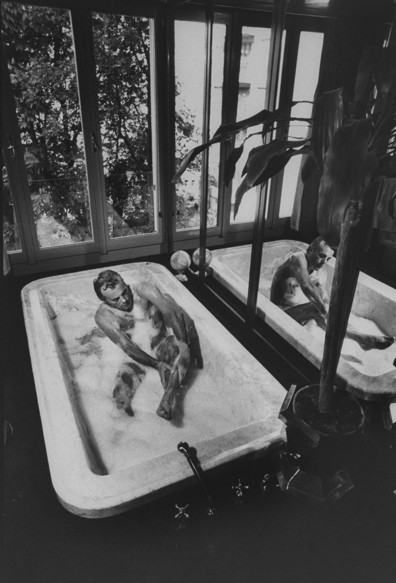 Armani in bad in zijn huis in Milaan