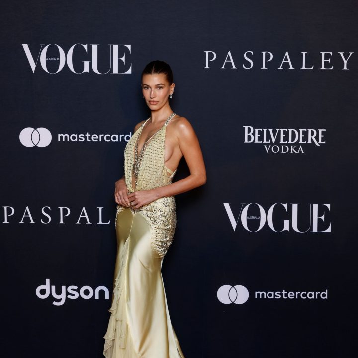 hailey-bieber-draagt-een-tot-haar-navel-uitgesneden-jurk-uit-versaces-herencollectie-384143