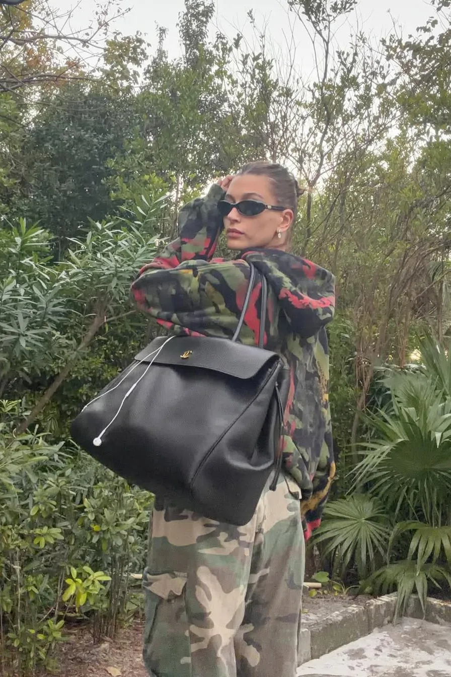 Hailey Bieber draagt een Chanel-tas