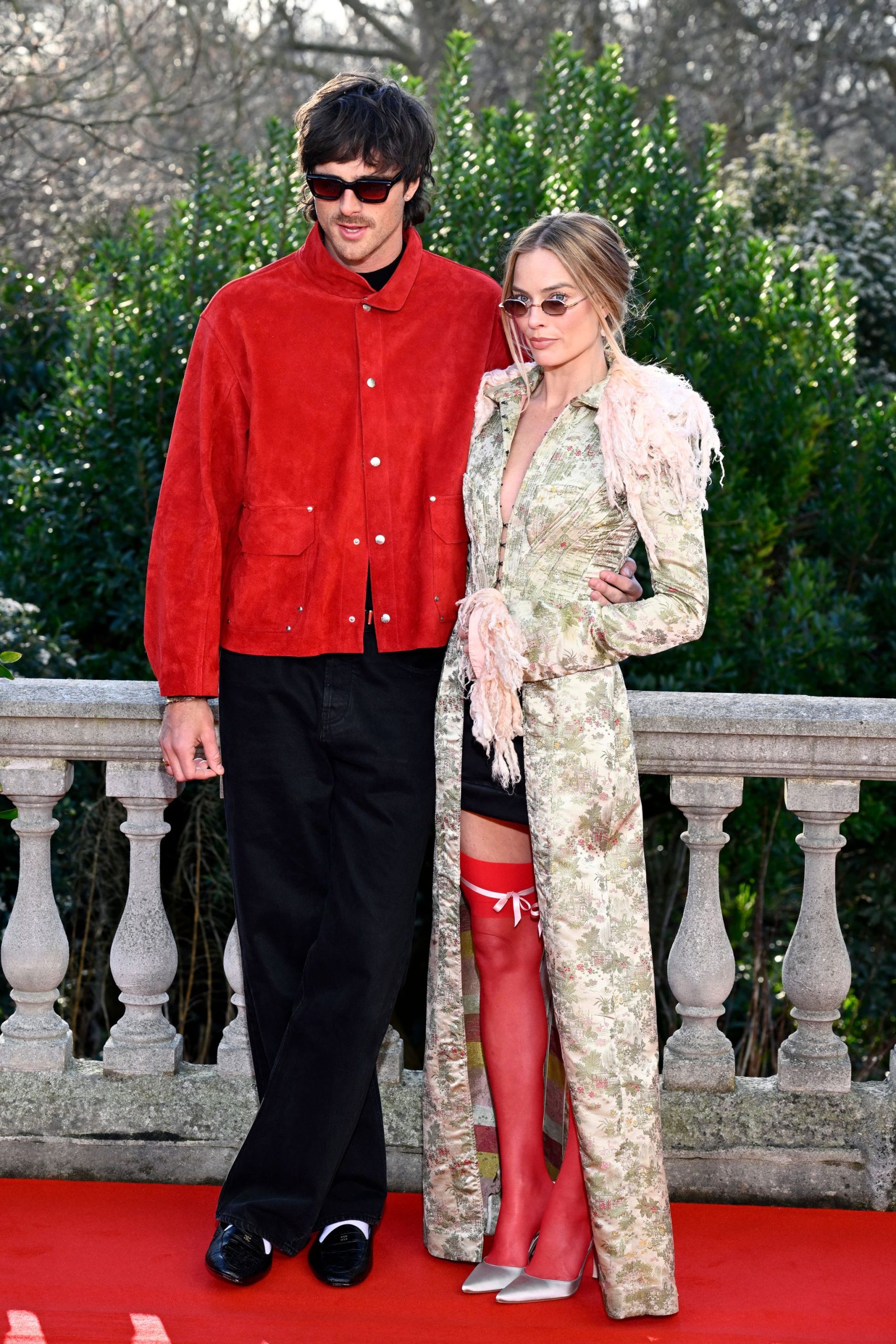 Jacob Elordi en Margot Robbie in John Galliano lente/zomer 1992 en Manolo Blahnik.