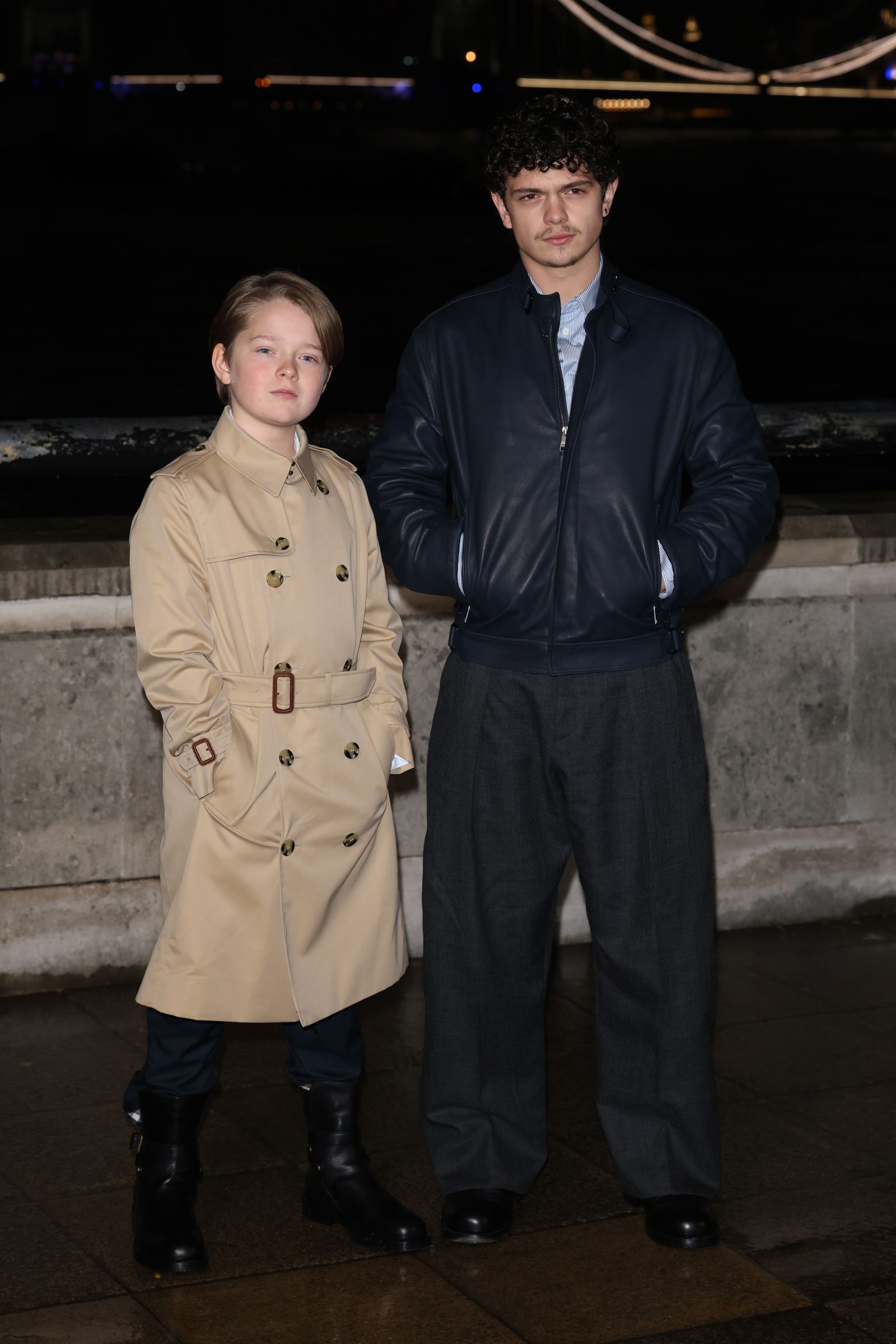 Beroemdheden Jupe broers bij de burberry herfst/winter 2026 catwalk