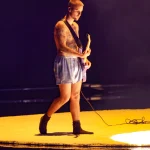Justin Bieber treedt op in zijn boxershorts tijdens de Grammy's 2026