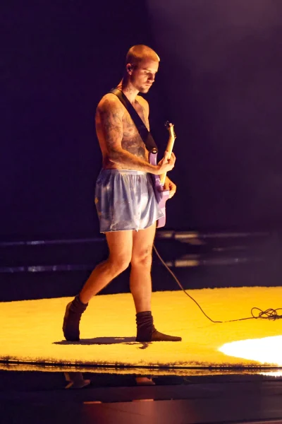 justin-bieber-draagt-niets-meer-dan-boxershorts-tijdens-zijn-grammy-optreden-382532