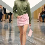 Kleurencombinatie voor 2026: kaki en roze bij Dior