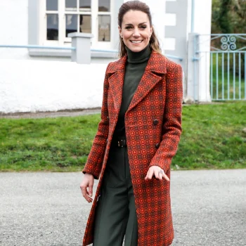 kate-middleton-omarmt-de-jaren-60-in-deze-kleurrijke-retro-jas-382731