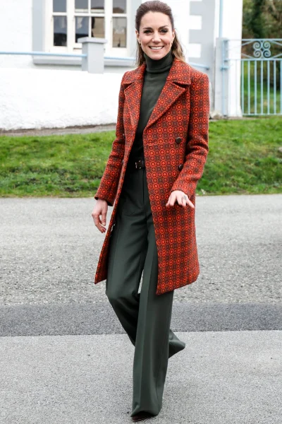 kate-middleton-omarmt-de-jaren-60-in-deze-kleurrijke-retro-jas-382731