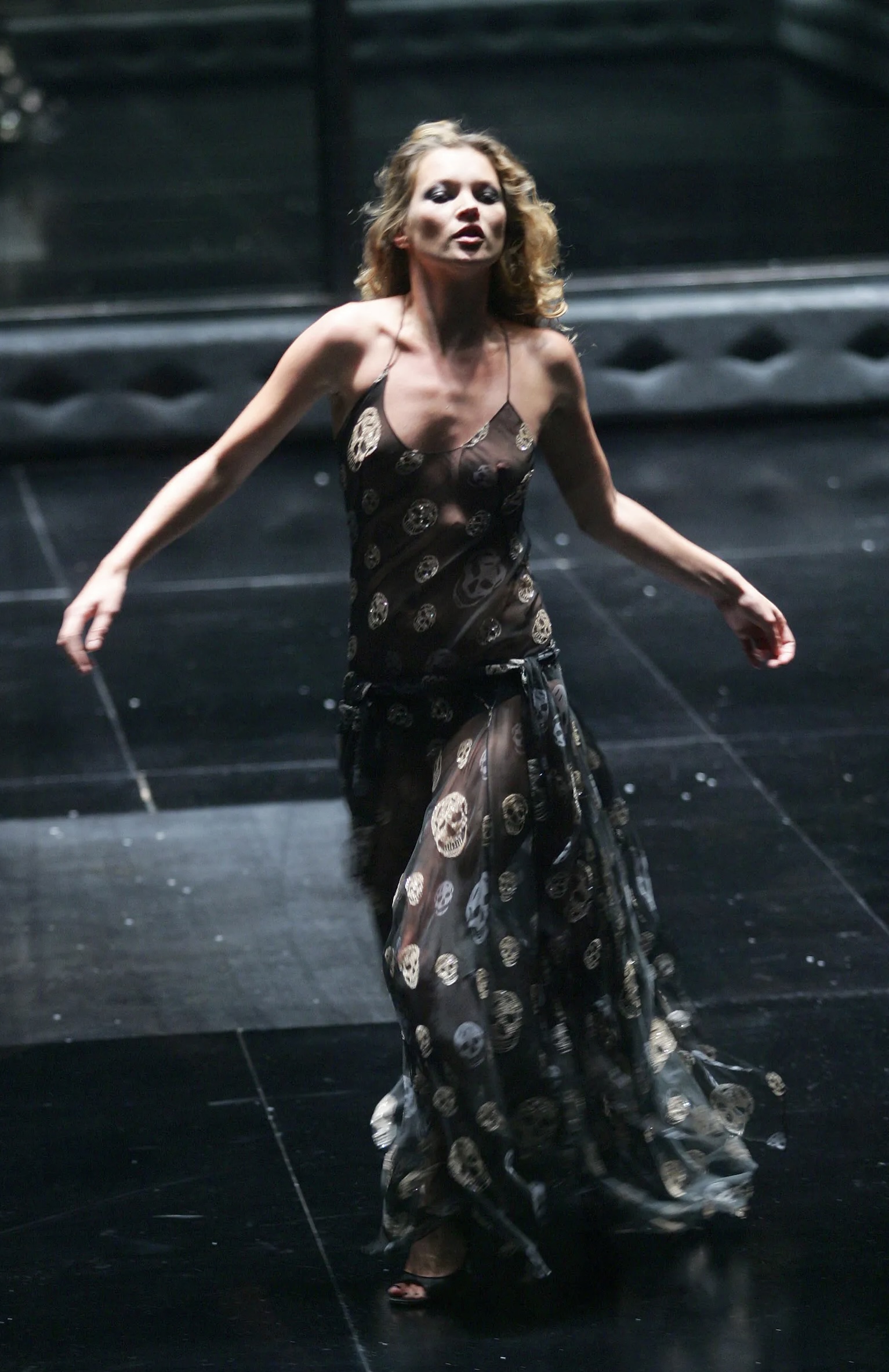 Kate Moss in de Alexander McQueen-jurk met doodshoofdprint