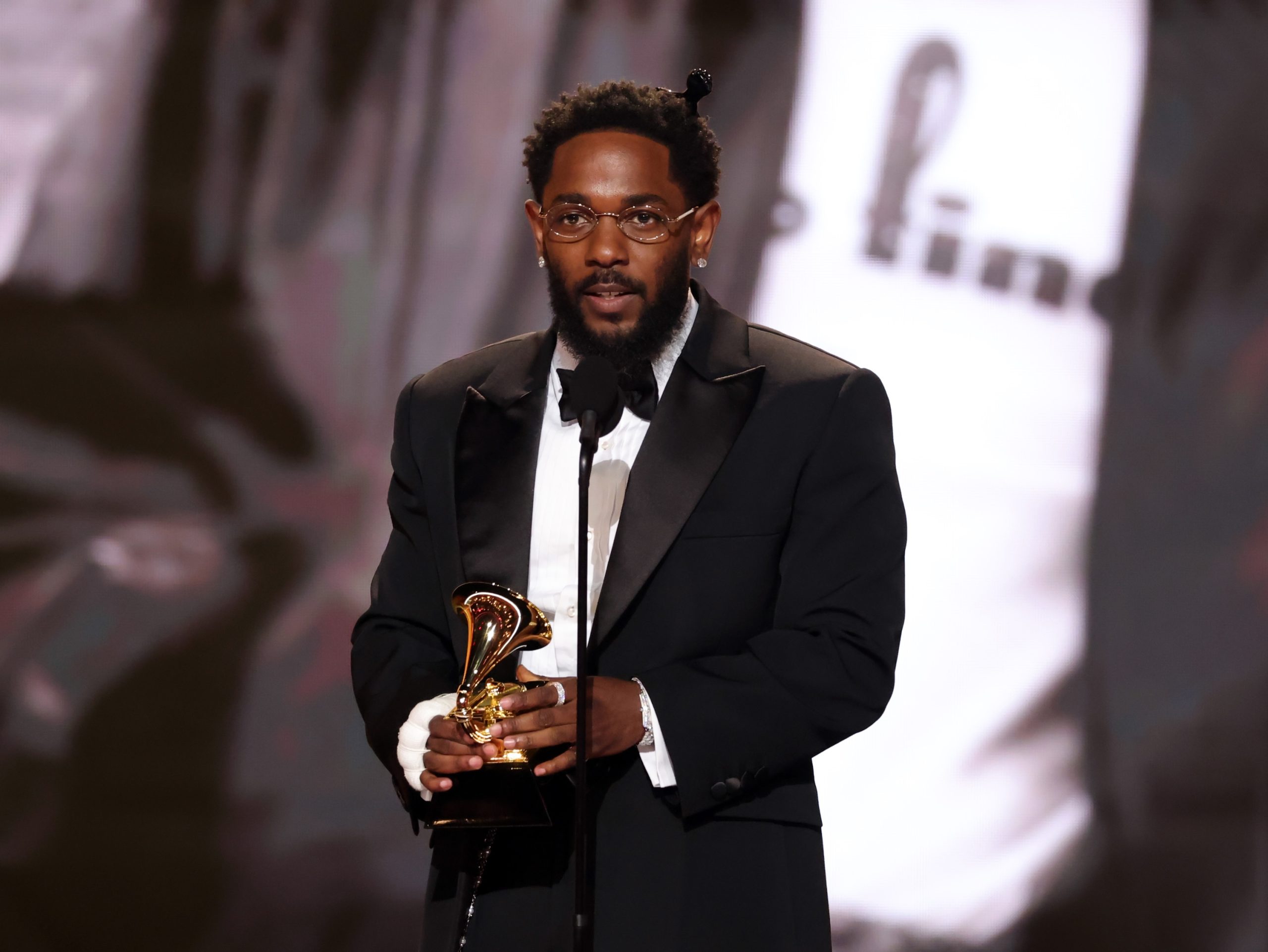 Kendrick Lamar neemt Grammy in ontvangst voor Luther, waaraan de Nederlandse Roselilah werkte