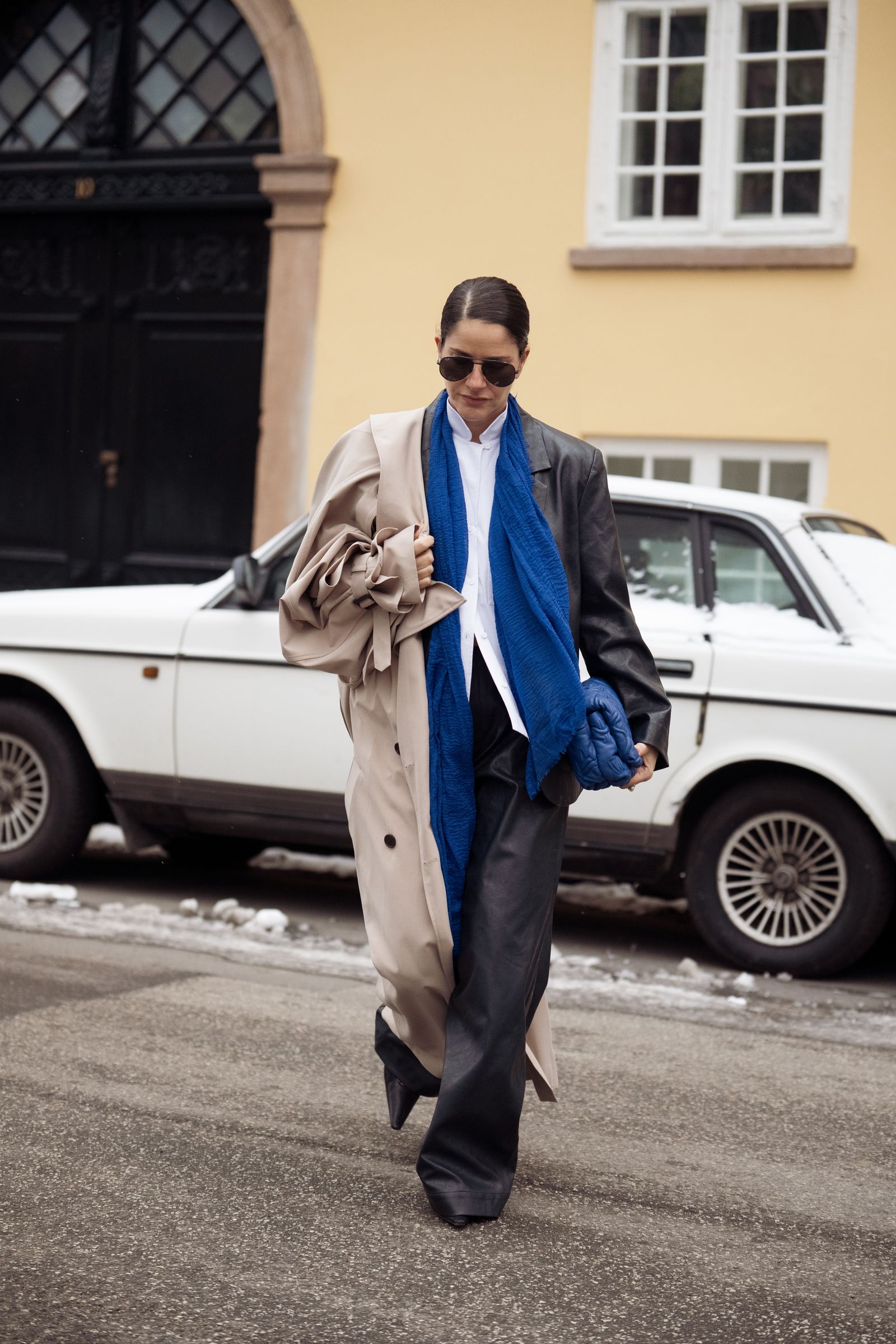 Streetstylebeeld van een kobaltblauwe sjaal, voor de lente/zomer 2026 trend