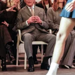 Koning Charles bij de show van Tolu Coker tijdens London Fashion Week
