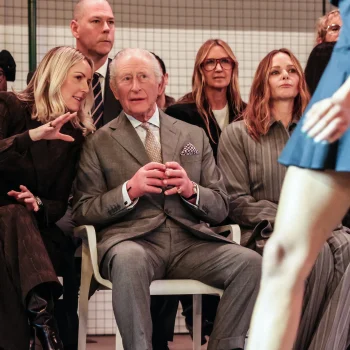 koning-charles-verschijnt-onverwachts-front-row-bij-london-fashion-week-384771