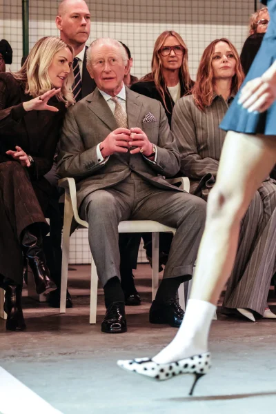 koning-charles-verschijnt-onverwachts-front-row-bij-london-fashion-week-384771