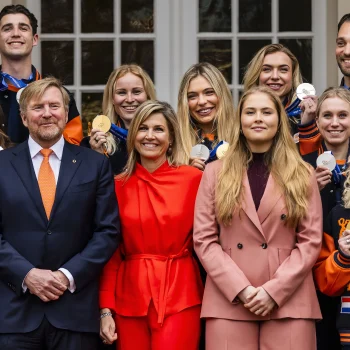 koningin-maxima-ontvangt-olympische-sporters-in-knaloranje-statement-suit-385312