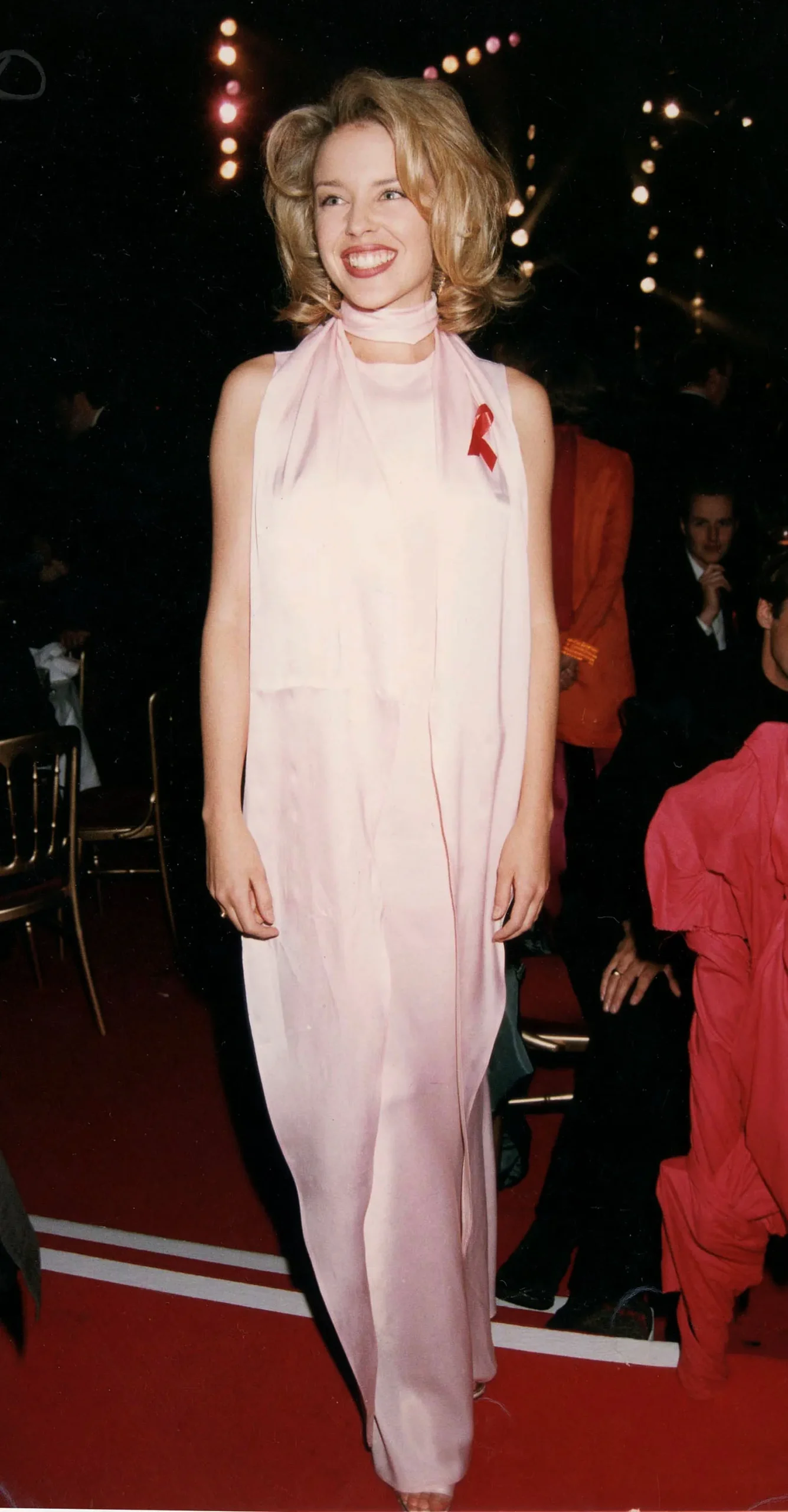 Kylie Minogue bij de Brit Awards met een memorabele look in 1997