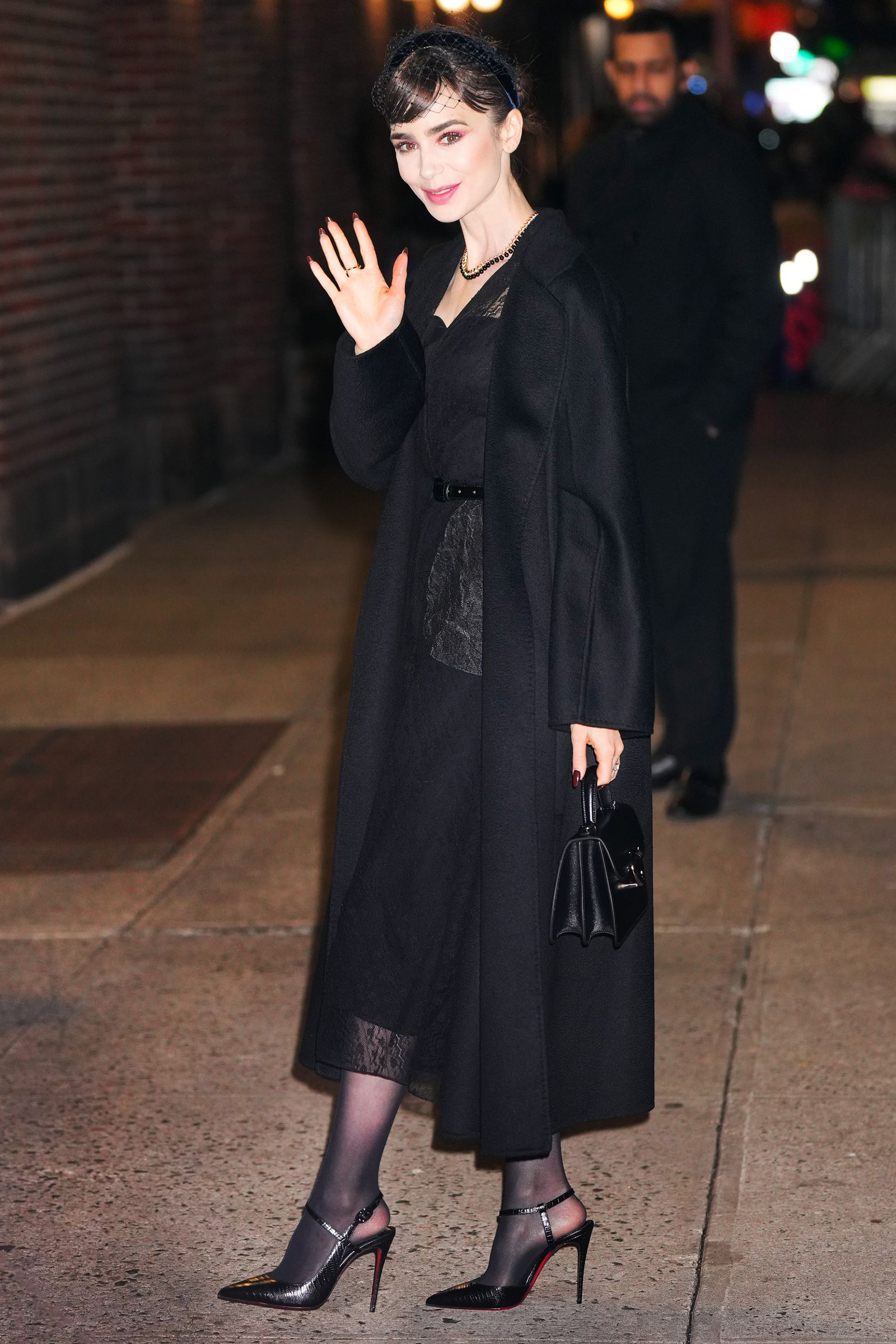 Lily Collins in december 2022, bij de Late Show with Stephen Colbert in New York