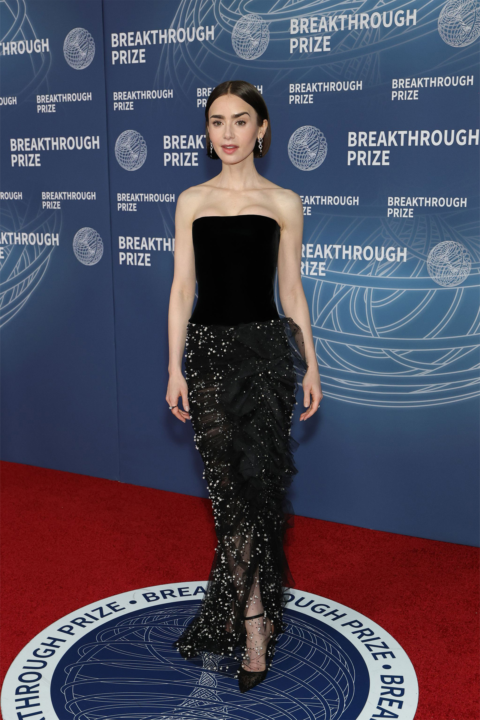 Lily Collins in Armani Privé voor de Breakthrough Prize in april 2025