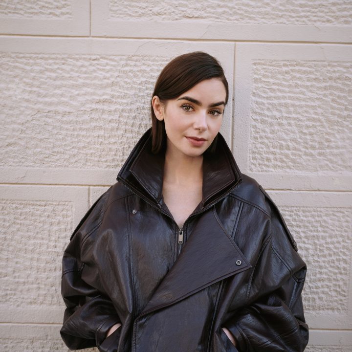 lily-collins-over-haar-stijl-en-hoe-anders-die-van-emily-is-mom-jeans-en-je-empowered-voelen-384597