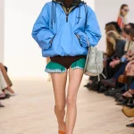 Hemelsblauw op de lente/zomer 2026 catwalk van Loewe