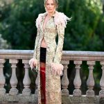 Margot Robbie draagt vintage John Galliano tijdens Wuthering Heights-perstour