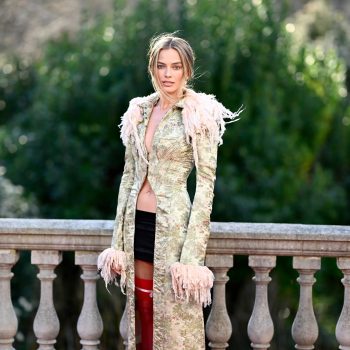 margot-robbie-brengt-vintage-john-galliano-naar-nieuwe-hoogten-382901