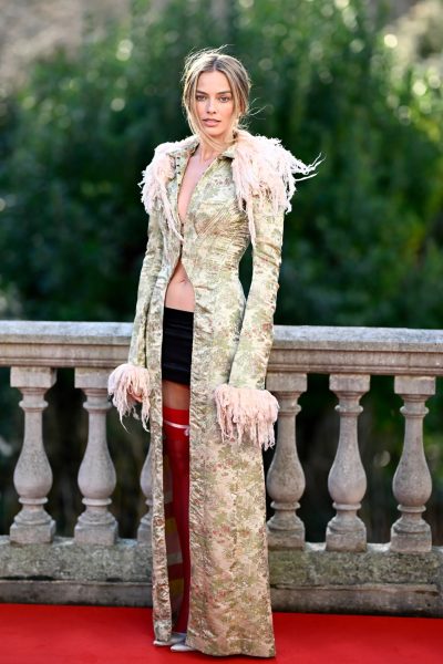 margot-robbie-brengt-vintage-john-galliano-naar-nieuwe-hoogten-382901