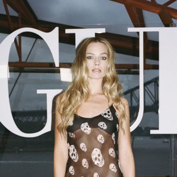 margot-robbie-kopieert-22-jaar-later-deze-iconische-alexander-mcqueen-look-van-kate-moss-384623