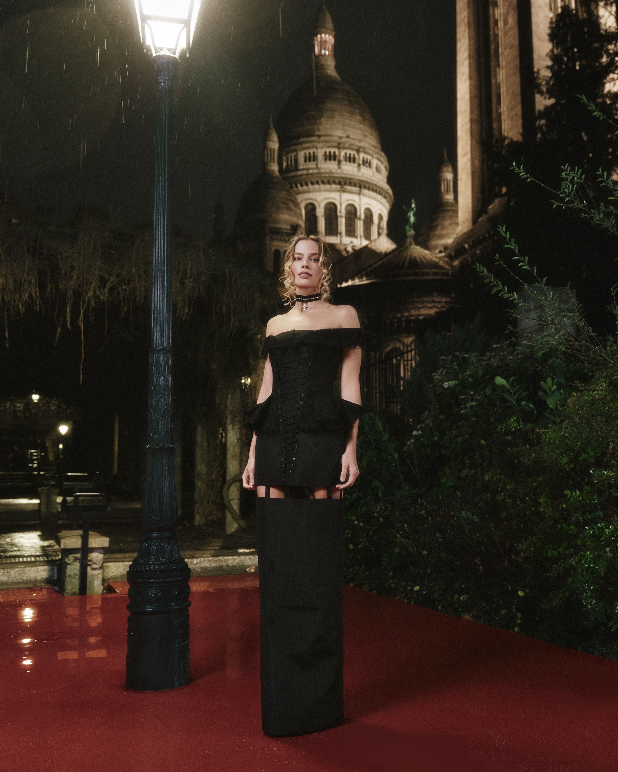 Margot Robbie voor de Sacre Coeur in Thom Browne, voor Wuthering Heights