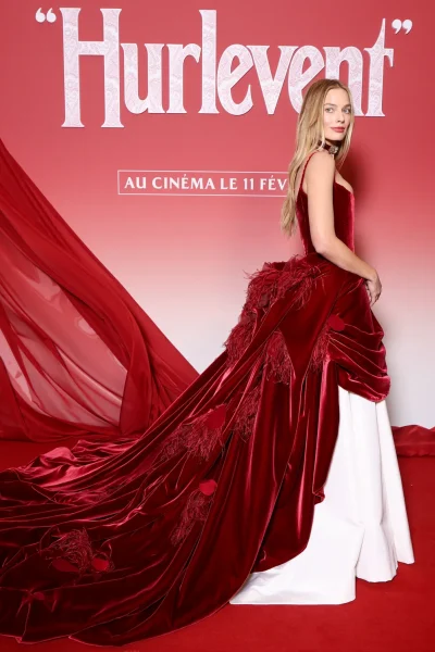 margot-robbies-chanel-jurk-voor-de-wuthering-heights-premiere-is-geinspireerd-op-de-rode-loper-382614