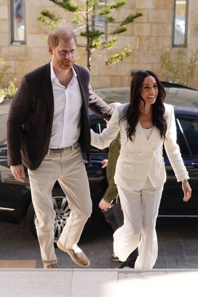 meghan-markle-verschijnt-in-jordanie-in-een-chique-volledig-witte-look-385542