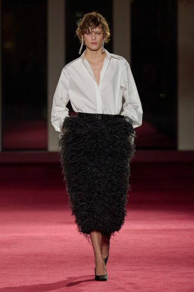 na-faux-fur-jassen-en-fluffy-accessoires-is-nu-ook-de-rok-aan-de-beurt-385719
