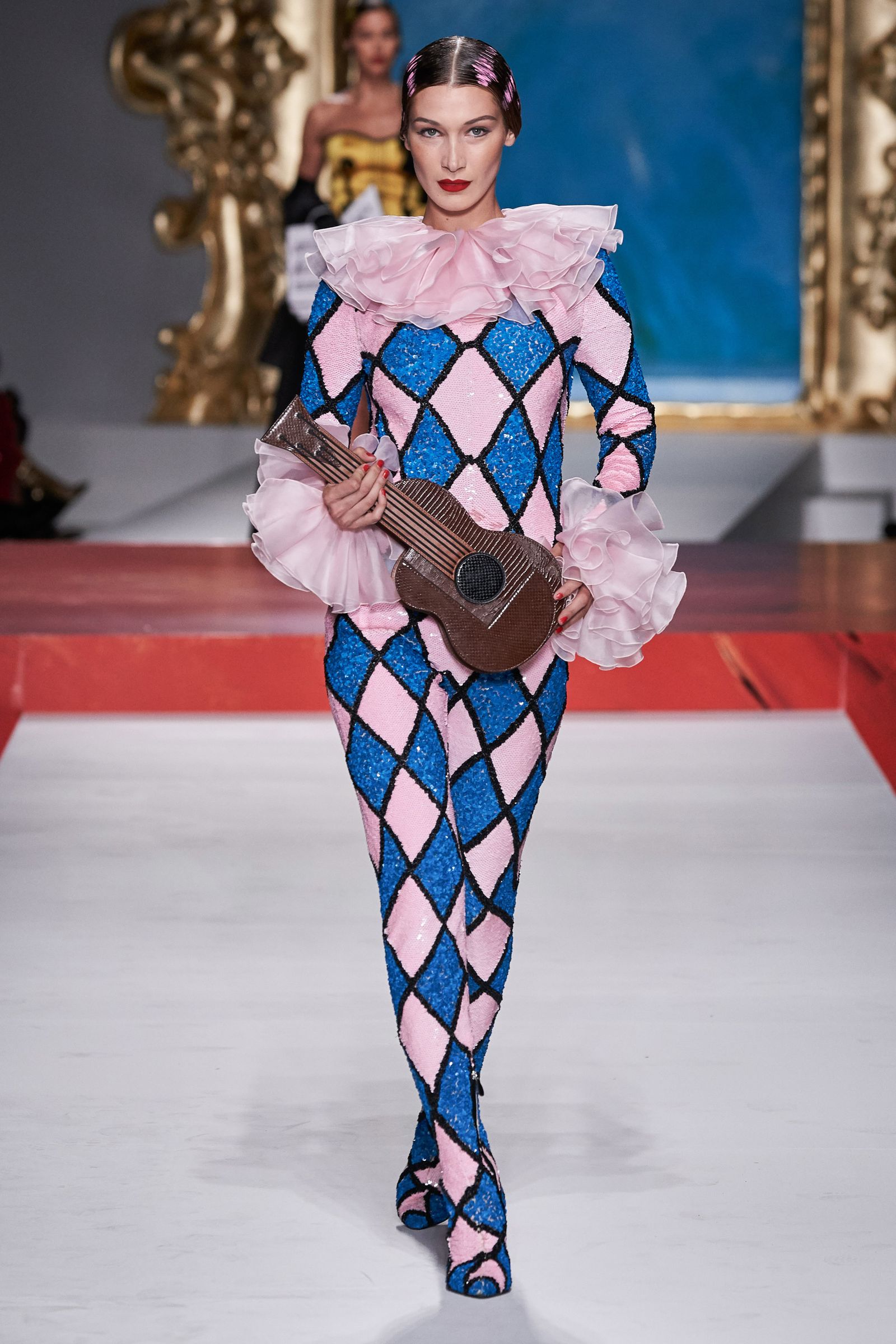 Moschino lente/zomer 2020 als voorbeeld van een Met Gala 2026-geïnspireerde catwalk