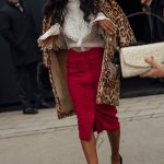 Streetstyle beeld van Parijs Fashion Week met panterprint en rood