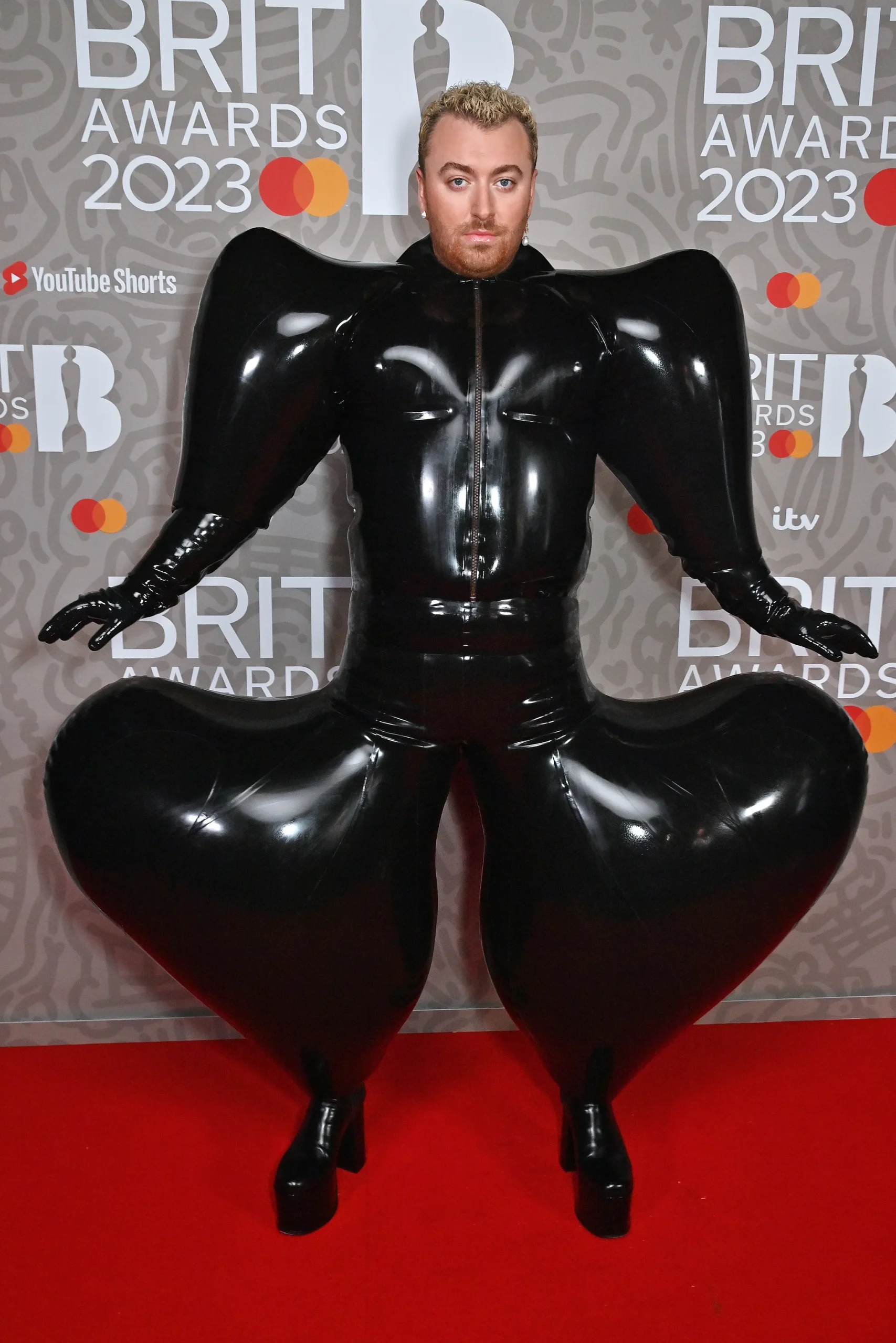 Sam Smith in een memorabele Harri-look bij de Brit Awards, 2023