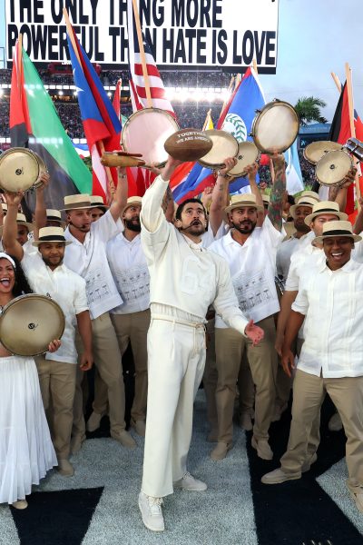 van-grasvelden-tot-trouwend-stel-alle-symboliek-van-bad-bunnys-super-bowl-optreden-383330